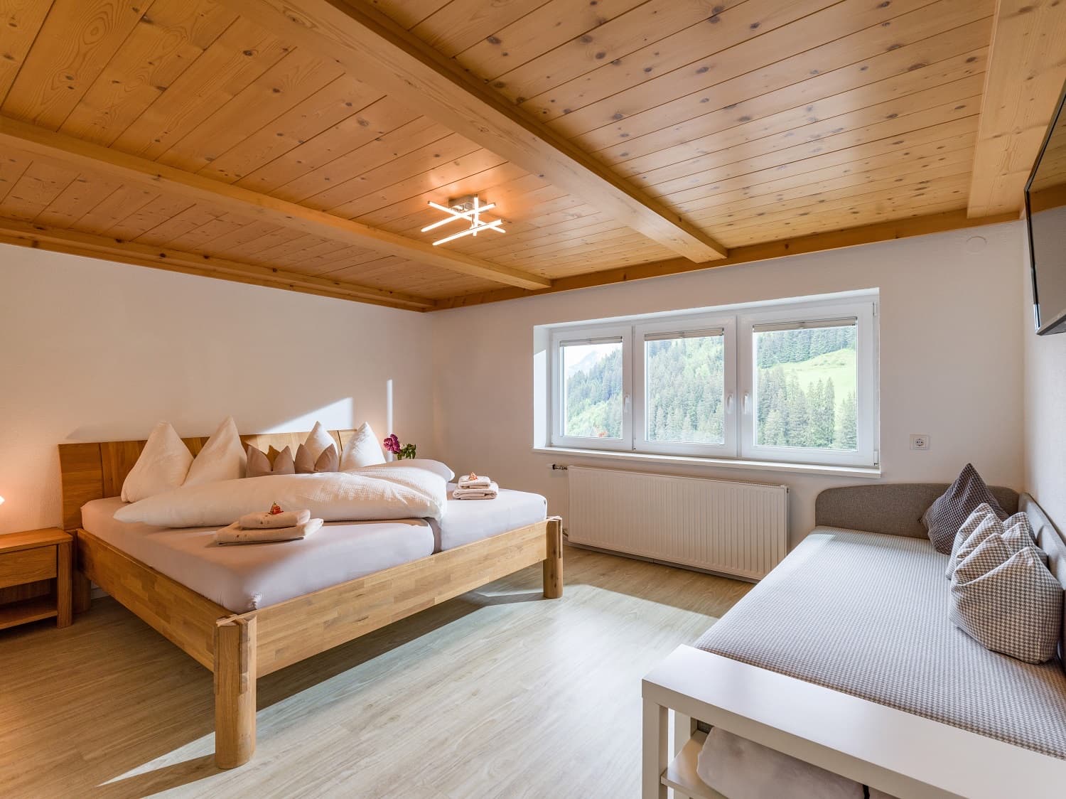 Schlafzimmer mit Holzdecke